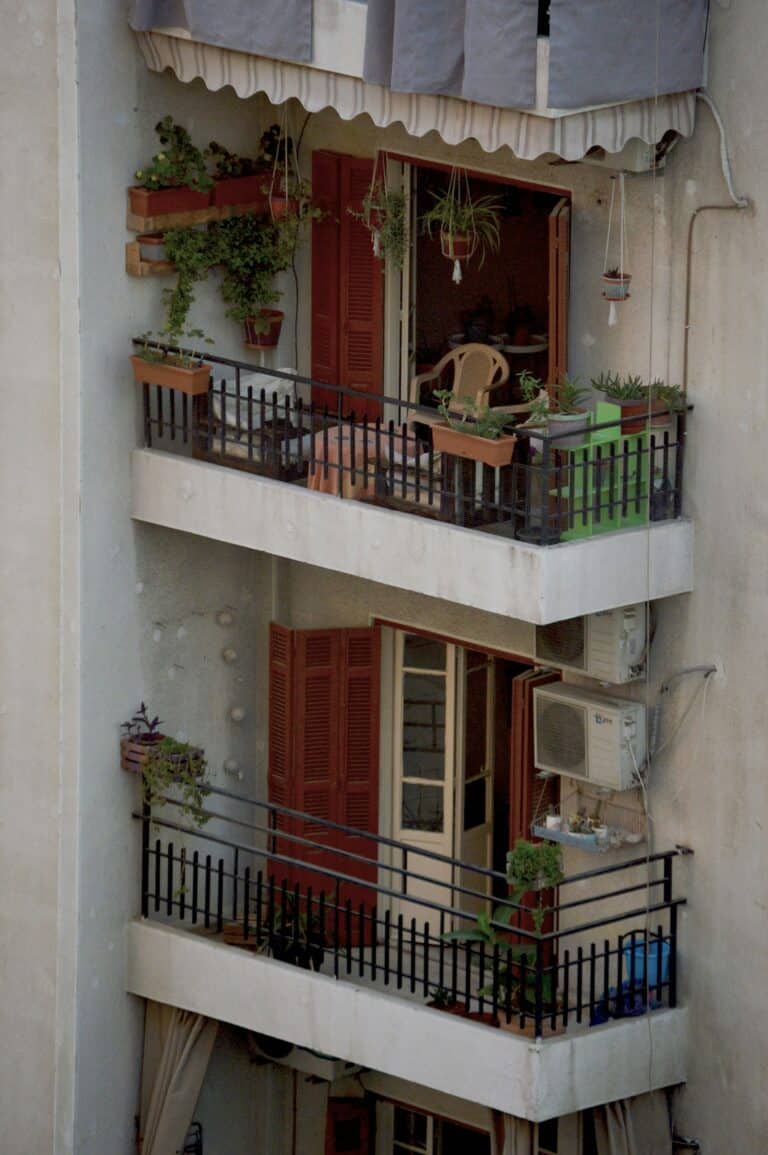 Mały balkon w bloku – 10 pomysłów na funkcjonalną i stylową aranżację.