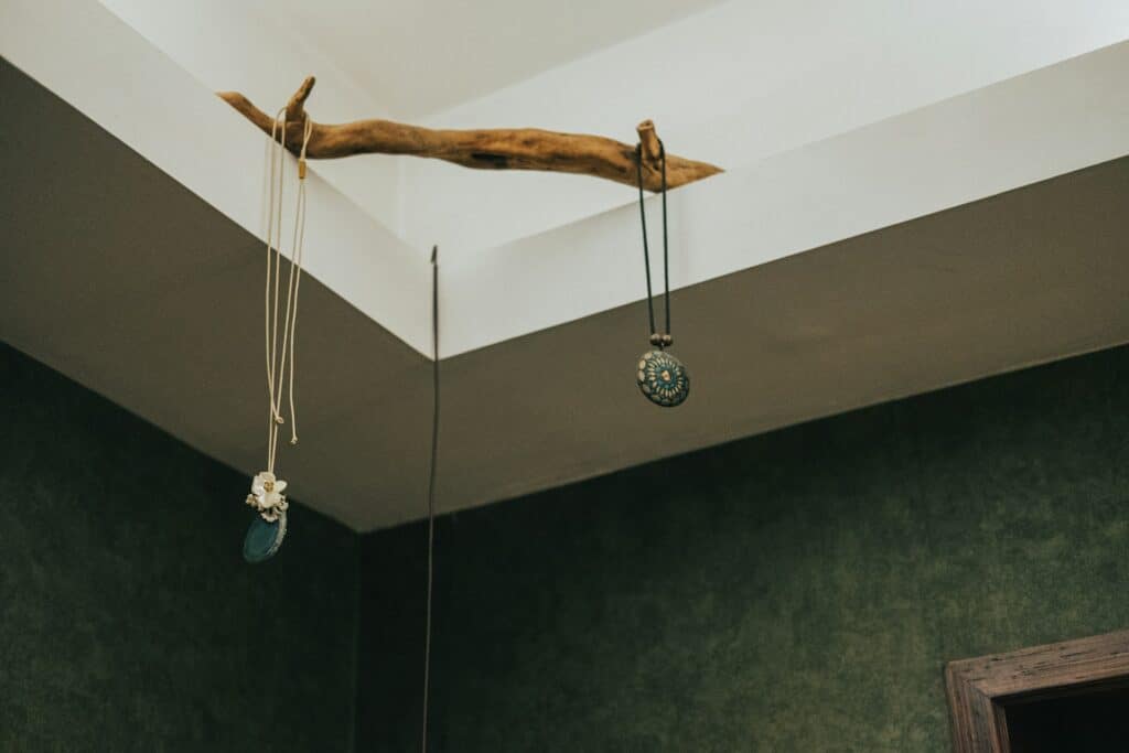 dekoracje na ścianie bez wiercenia