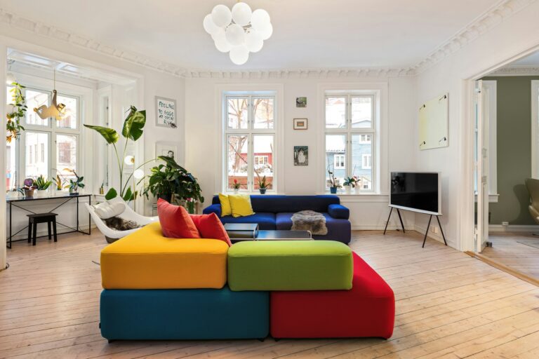 Jak łączyć kolory ścian, mebli i dodatków? Sprawdzone schematy kolorystyczne.