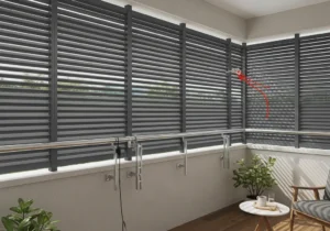 Płot lamelowy zamontowany na balustradzie balkonu z widocznym systemem metalowych mocowań zapewniających stabilną konstrukcję.